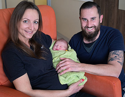 Christine und Michael Körber freuen sich über ihren Sohn Lukas, der an Neujahr am Klinikum Ansbach zur Welt kam.